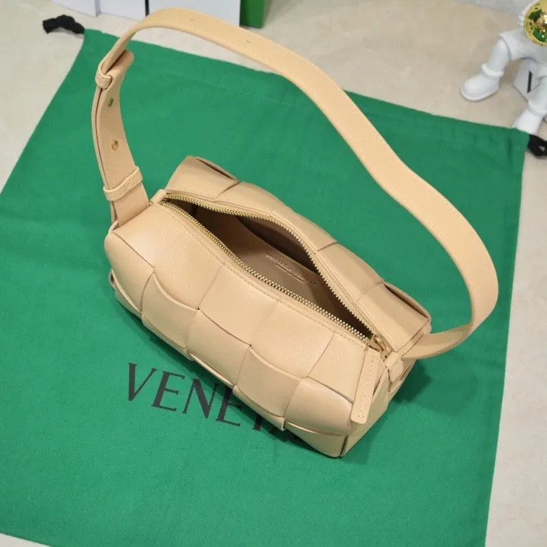 Batch 1420 BV autumn and winter beautiful armpit bag, breaking your definition of armpits BOTTEGA's new BRICK CASSETTE is small and exquisite, breaking the definition of underarms without capacity. It is no longer a small waste bag, but also a classic woven style. Why not buy such a bag? The soft sheepskin material shows a sense of luxury. Style number: 9305 Size: 23.5*10*10cm